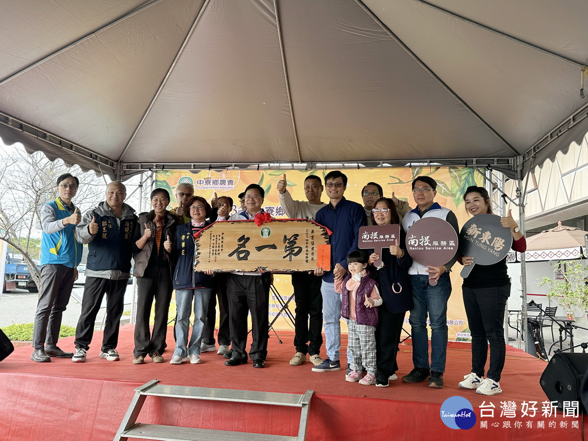 中寮鄉農會頒發珍珠柑評鑑前三名與優勝農友賀匾祝福。（記者扶小萍攝）