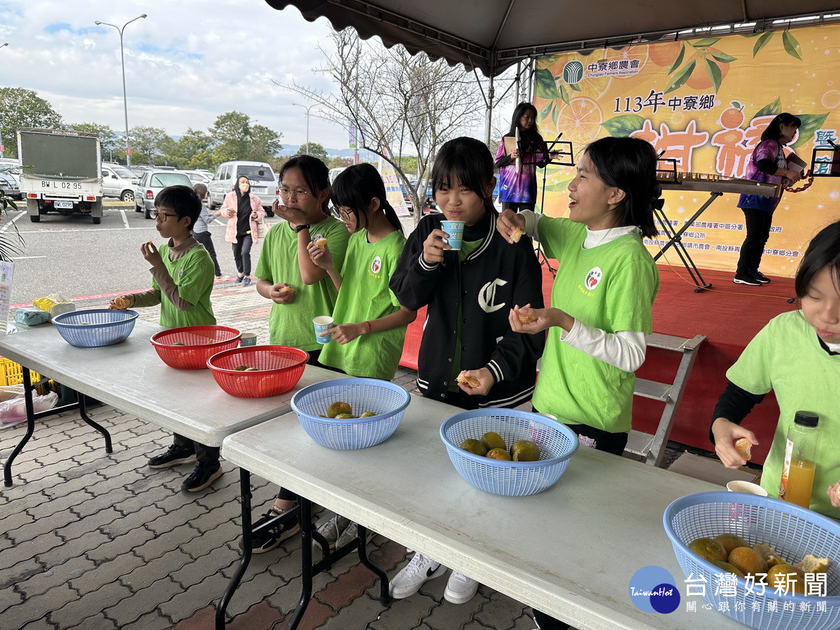親子參加遊戲可獲柑橘禮物。（記者扶小萍攝）