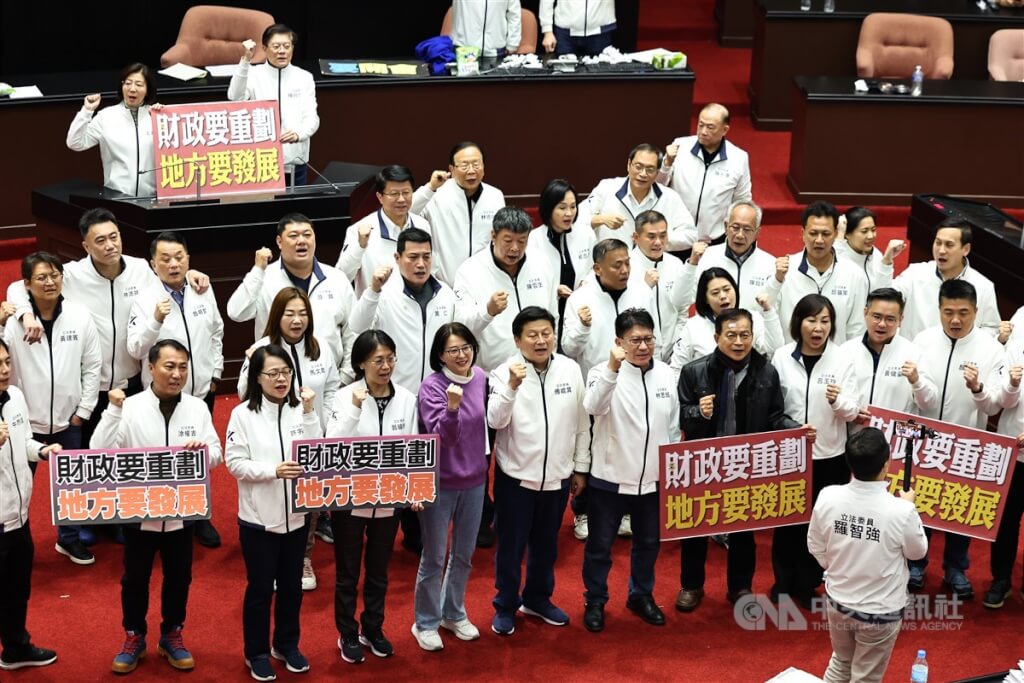 立法院會20日深夜正式三讀修正通過財政收支劃法分法部分條文,國民黨團在完成立法程序後集結在場中,振臂喊出「財政要重劃 地方要發展」等口號。中央社