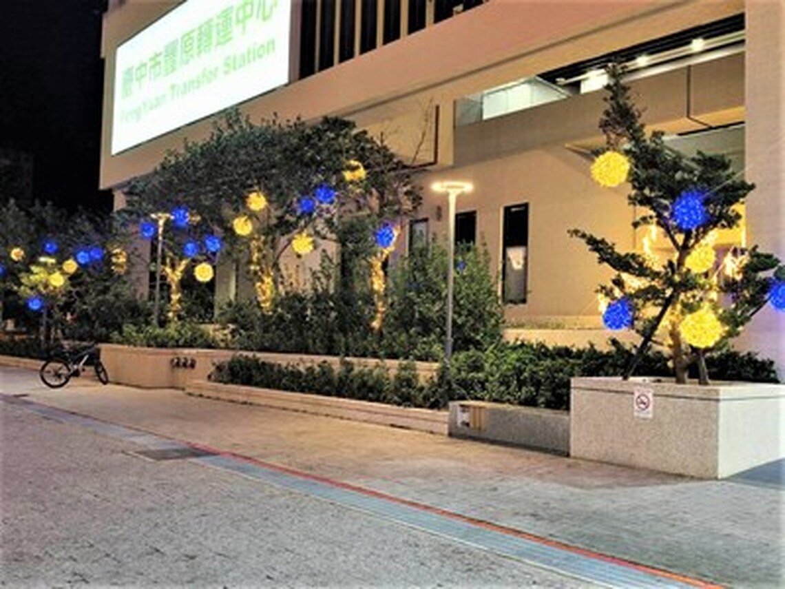 耶誕老人、雪人都來了!台中停車場繽紛點燈 邀市民感受濃濃耶誕氛圍