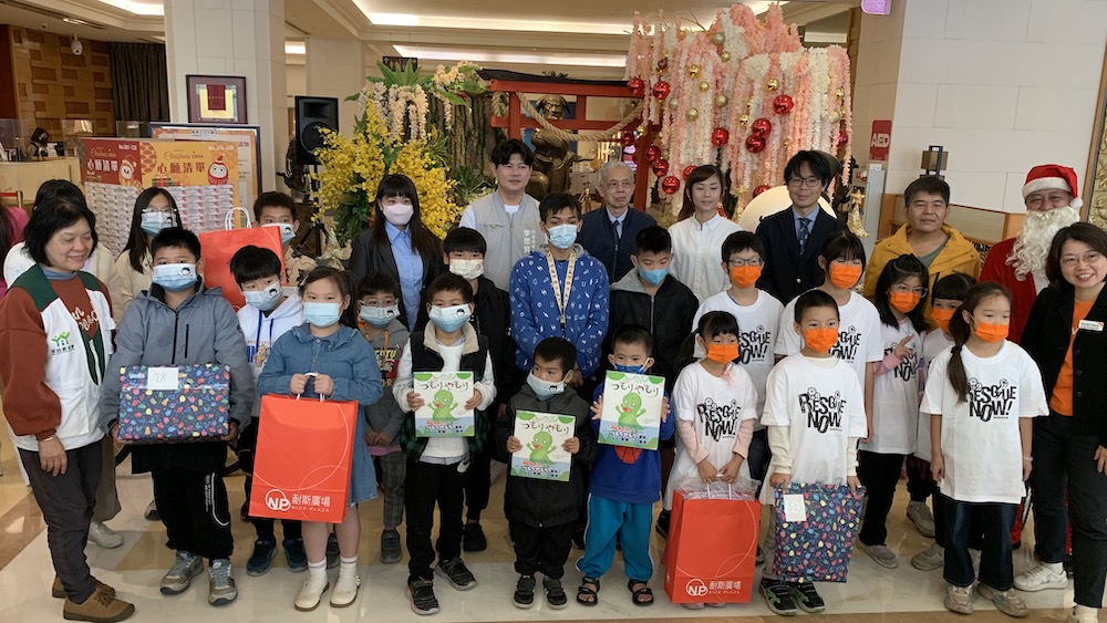 ▲500份聖誔禮物贈捐贈予三個社福單位儀式。(圖/記者陳惲朋攝)
