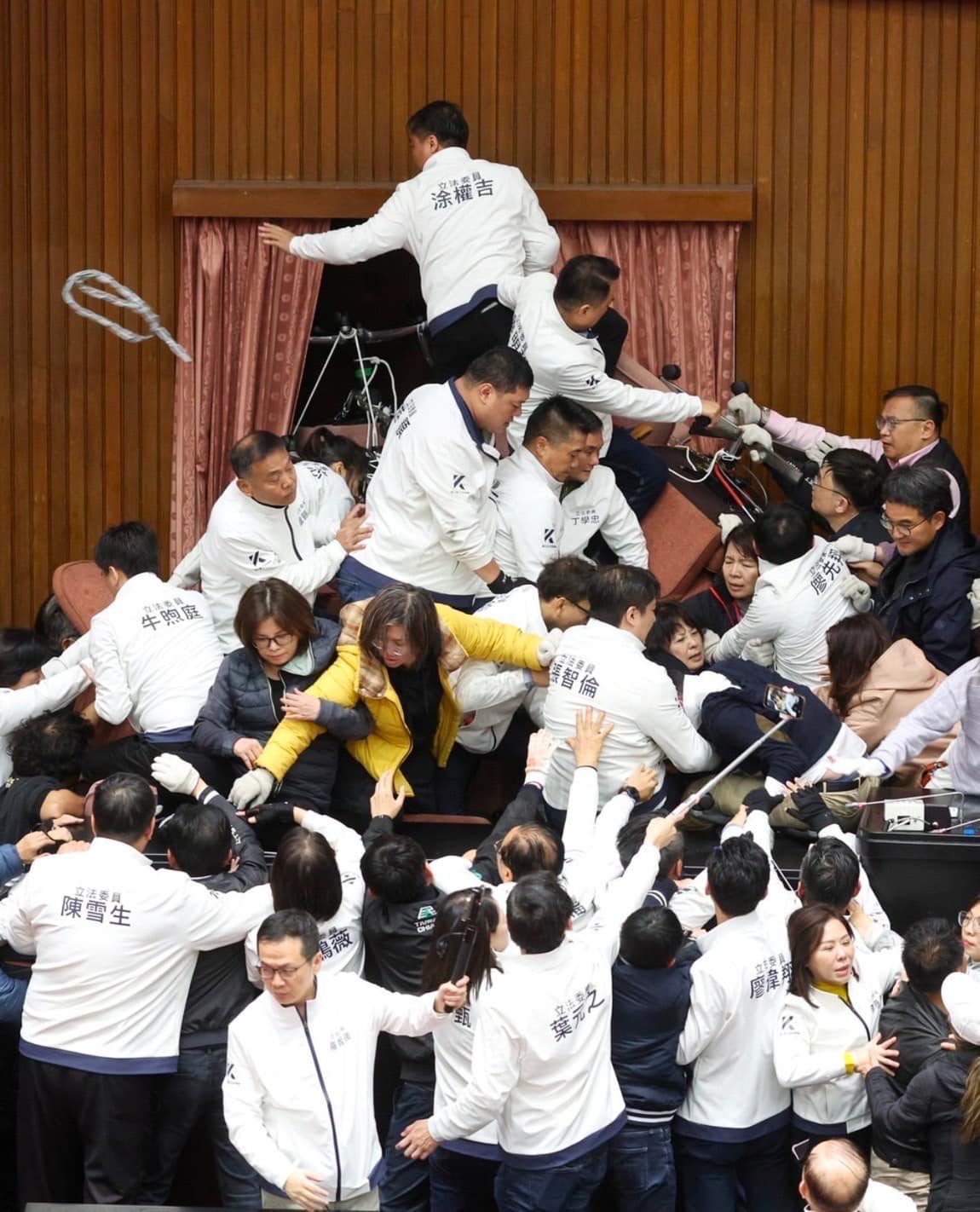 批民進黨「國會戒嚴」霸凌多數民意 傅崐萁:安定國家、福國利民3大法案通過 212 批民進黨「國會戒嚴」霸凌多數民意 傅崐萁:安定國家、福國利民3大法案通過 211