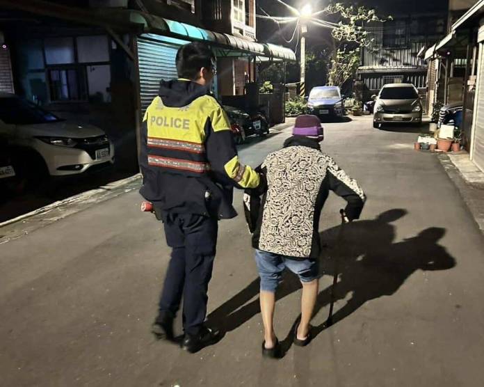 8旬老婦寒夜迷途街頭 大園暖警挨家詢問護送返家 60 316716 0