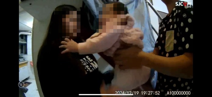 幼童反鎖屋內驚慌哭鬧 大溪暖警及時救援助脫困 62 S 227278863 0
