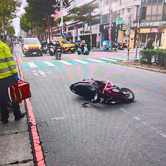 【有片】桃園女騎士疑未禮讓行人 擦撞後機車倒地雙雙受傷 86 S 25042990 0