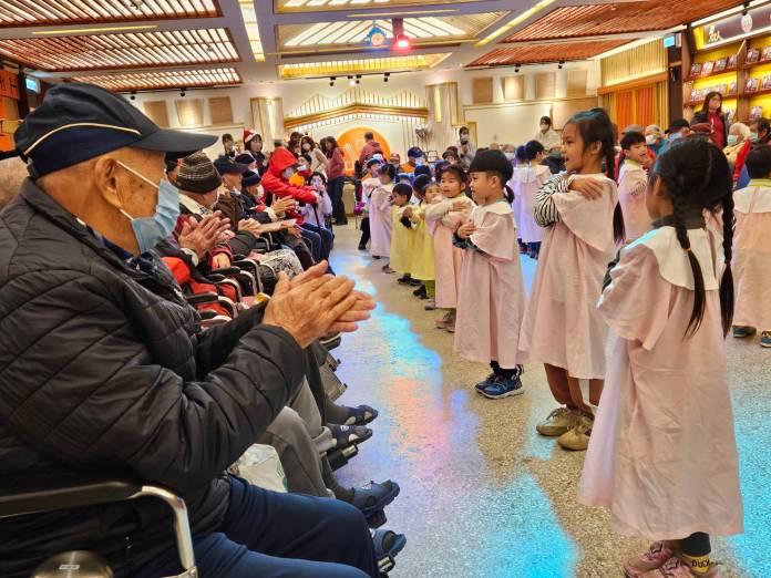 聖保祿醫院攜手德蘭幼兒園送暖報佳音 桃園榮家洋溢溫馨耶誕氣氛 70 309651 0