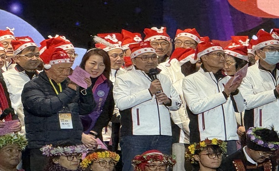 新北耶誕平安晚會 侯友宜率團隊唱詩歌報佳音