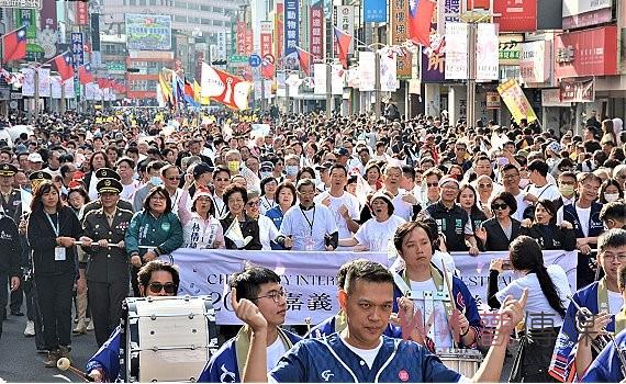 全城瘋管樂 嘉義市管樂踩街人潮滿滿滿