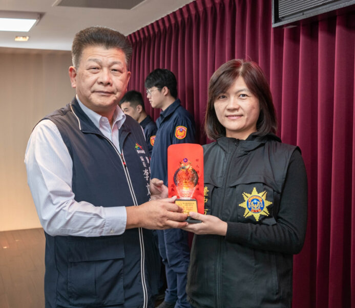 圖2.小隊長張秀芬致力於以實際行動支持、安慰被害人,多次榮獲警察局好人好事楷模表揚。 記者 王偉翻攝