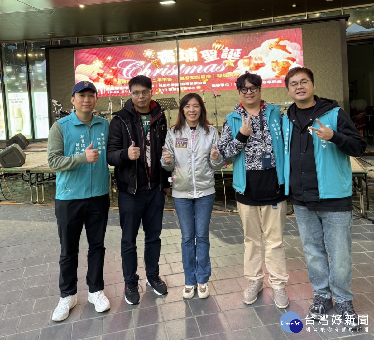 桃園市政府青年事務局局長侯佳齡與多位議員團隊親臨現場,向民眾致上真摯的聖誕祝福,