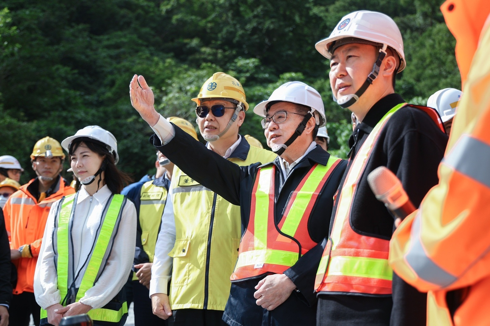 對於在花蓮視察時的發言惹議,行政院長卓榮泰(右2)於21日晚間發文還原自己的話,盼外界不要斷章取義。翻攝卓榮泰臉書