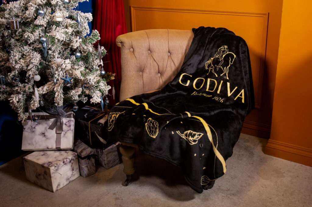 購買2杯「GODIVA 醇濃熱巧克力」加價399元可換購限量GODIVA 法蘭絨毛毯