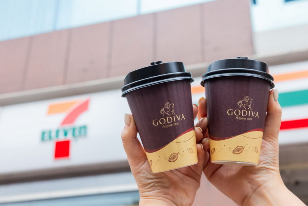 7-ELEVEN於12月25日起獨家開賣「GODIVA 醇濃熱巧克力」，每杯鑑賞價99元再加贈OPENPOINT點數20點