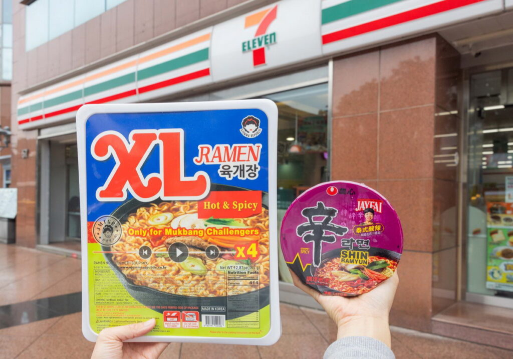 7-ELEVEN自12月25日起販售韓國「AJUMMA XL辣牛肉風味拉麵」與曼谷米其林一星JAYFAI痣姐聯名的「農心辛拉麵泰式酸辣味大碗麵」