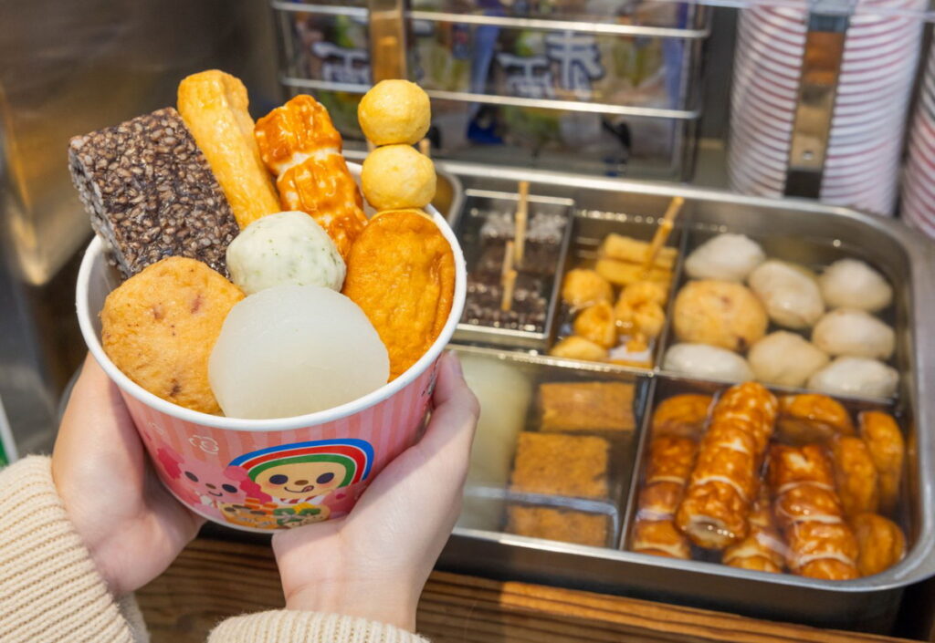 7-ELEVEN熱食自助區祭出包含滷味關東煮麻辣燙任選4入88折、熱狗大亨堡任選2件88折等優惠