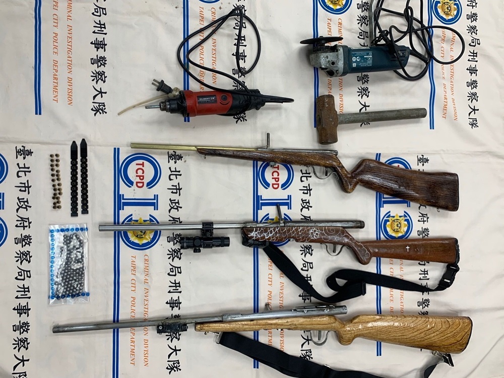 緝毒發現槍枝照片 北市警再破槍械改造工場 232 cnews204241222a01