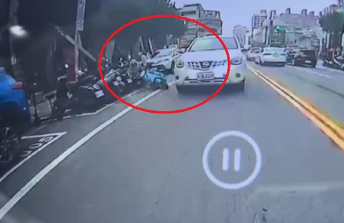 【有片】機車騎士慘遭車門擊落 網友怒:根本就是謀殺 100 a221