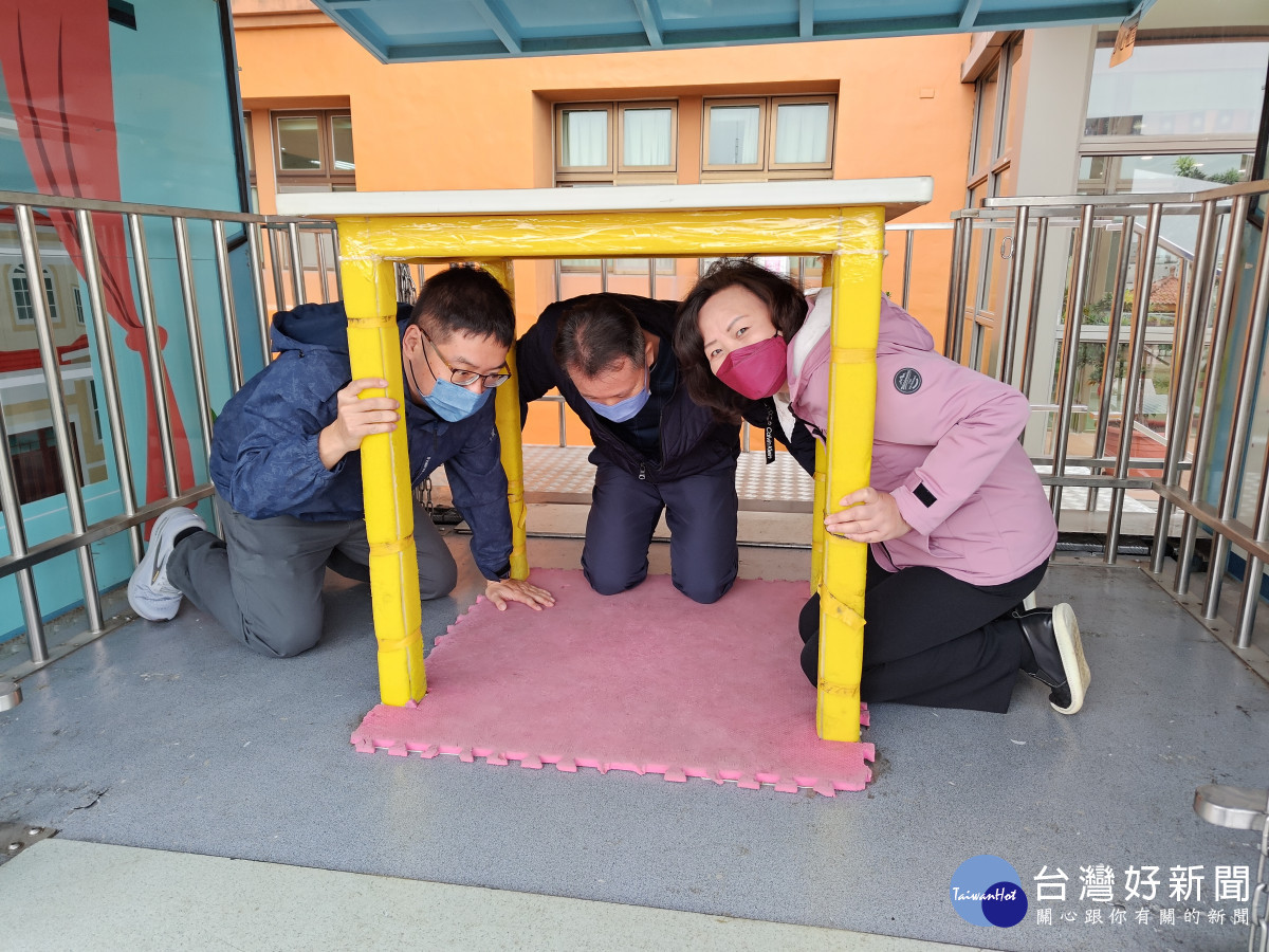 新竹市消防局安排地震體驗車，讓榮家住民及同仁感受6級強震帶來的危害，提升防災意識。<br /><br /> <br /><br /> 