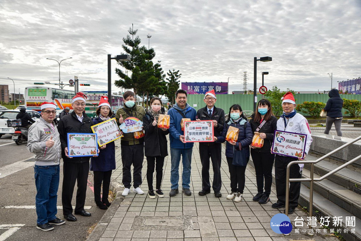 桃園市副市長王明鉅於機捷A7站發送早餐,宣導轉乘接駁公車減碳一起來。<br /><br />