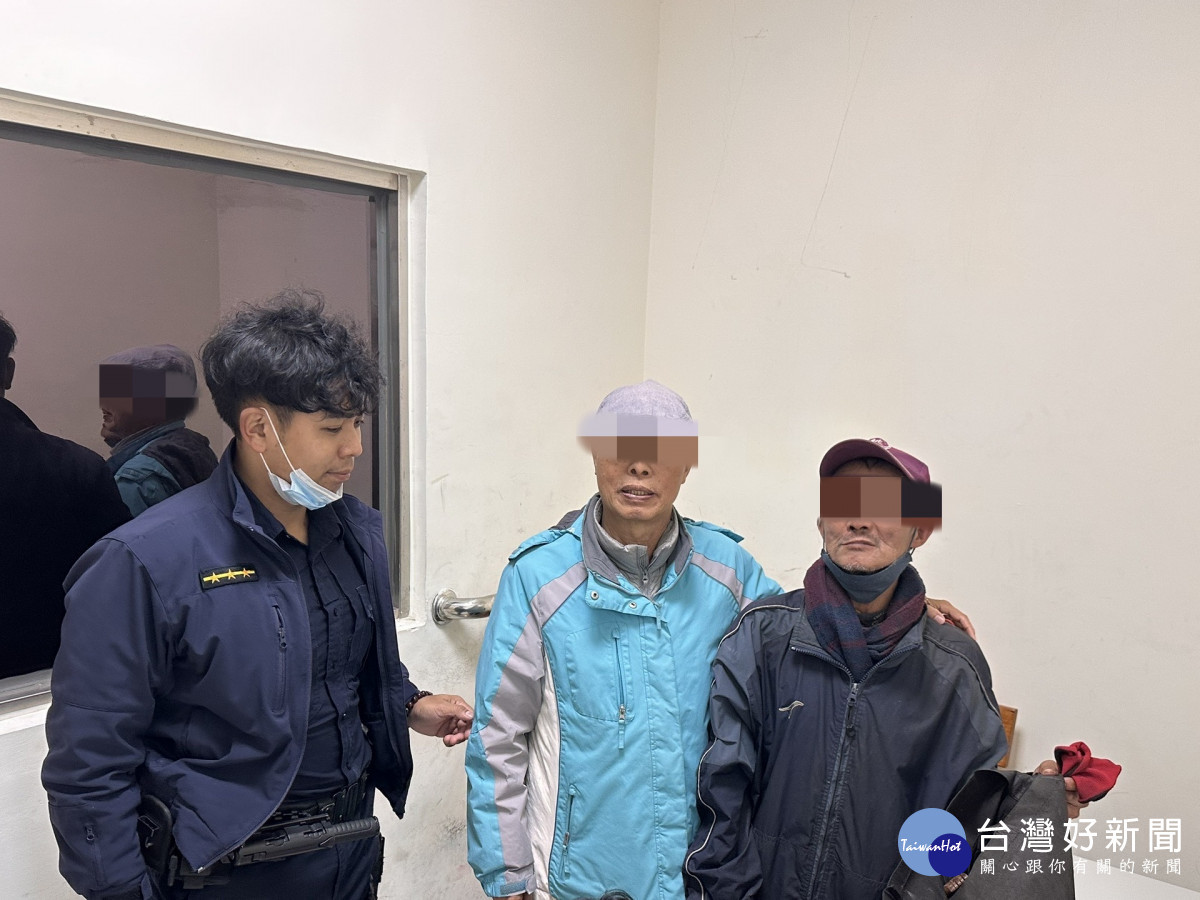 中壢警分局員警巡邏途中,發現疑似患有失智症的老先生,隨即將他平安的送回家人身邊。