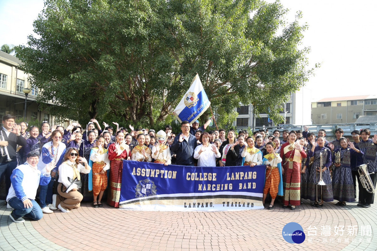 泰國管樂界常勝軍南邦易三倉管樂團特別到嘉義文化創意產業園區快閃演出/嘉義市府提供