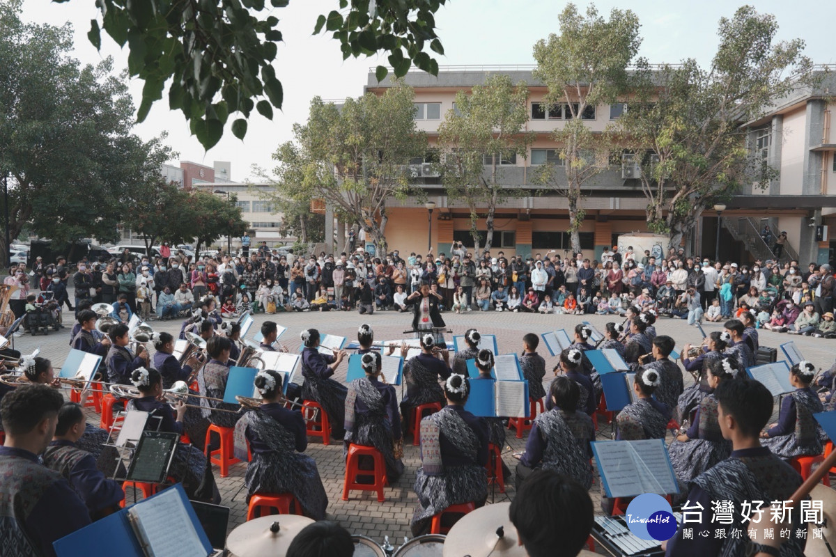 泰國管樂界常勝軍南邦易三倉管樂團特別到嘉義文化創意產業園區快閃演出/嘉義市府提供