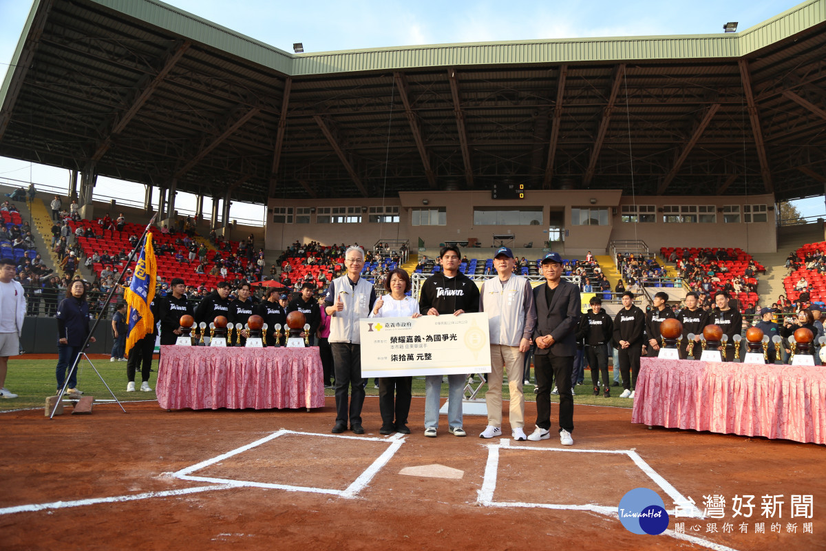 嘉義市長黃敏惠頒發70萬元獎金給12強球星岳東華／嘉義市府提供