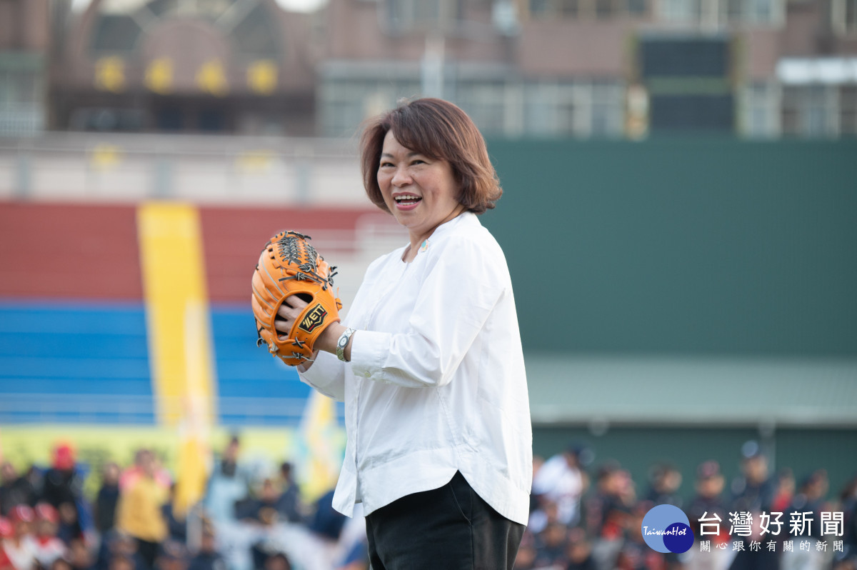 嘉義市長黃敏惠為第27屆諸羅山盃國際軟式少棒賽開球/嘉義市府提供