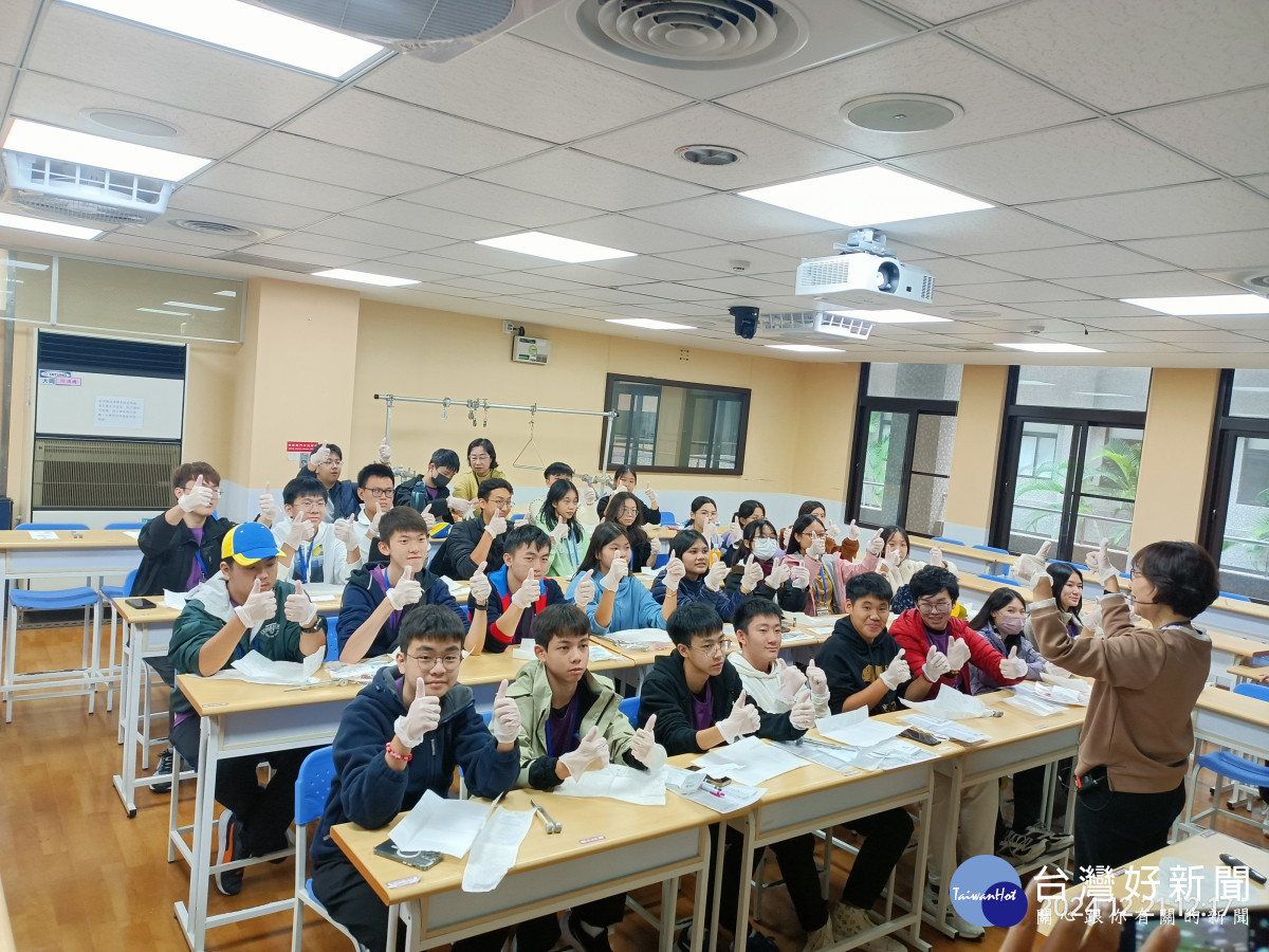 馬來西亞的學子們透過與長庚科大的交流活動,學習臨床護理基礎知識