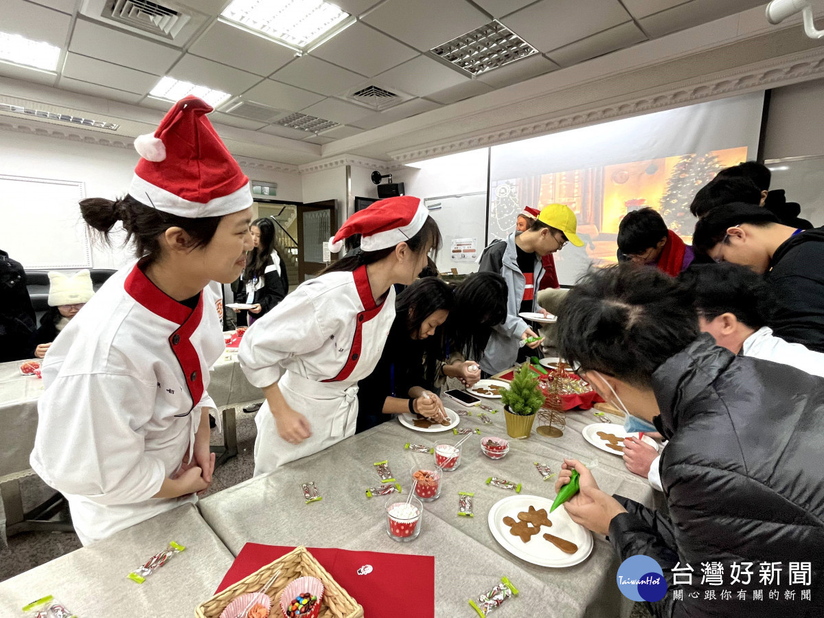 長庚科大保營系的薑餅人手做體驗課程,讓馬來西亞學生們透製作薑餅人,認識各式食材,並體驗節慶文化的樂趣