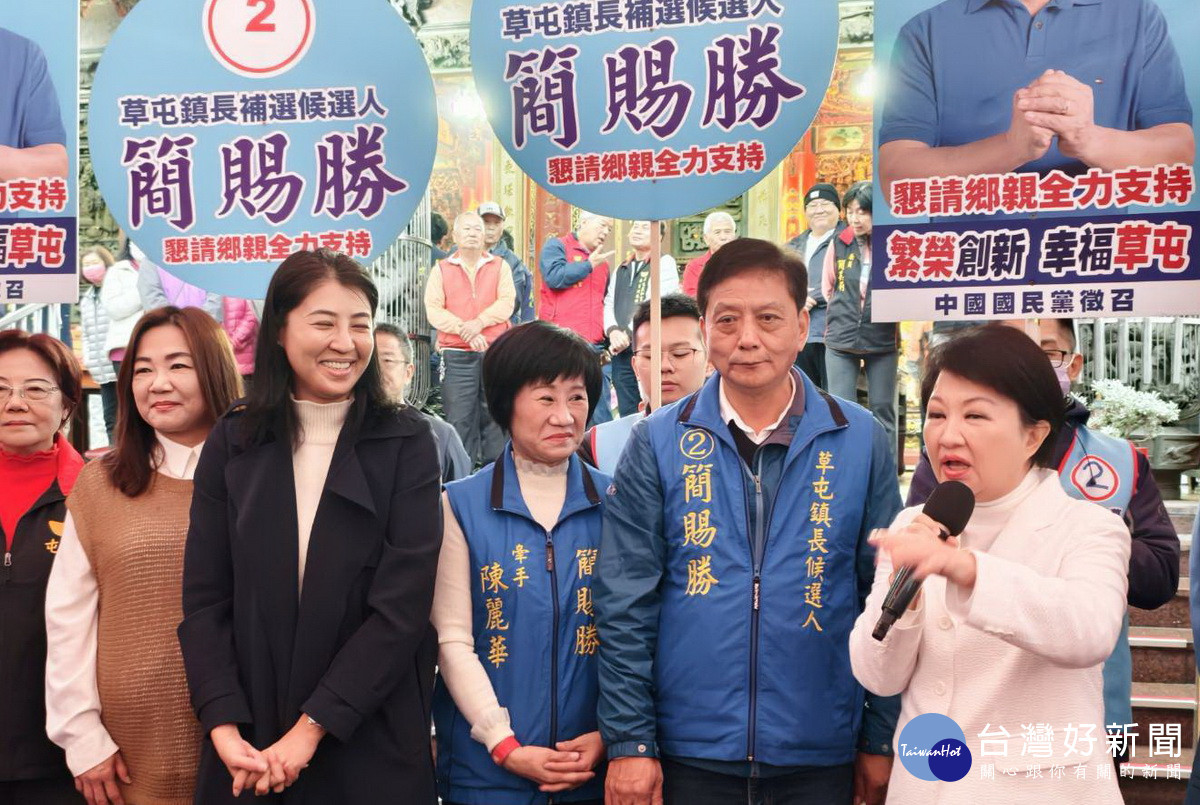 盧市長推薦簡賜勝三次參選議員補助款都捐予公所食物銀行令人感動。(簡賜勝服務處提供)
