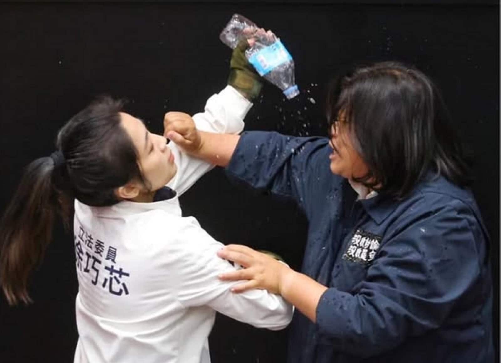 藍委徐巧芯(左)在臉書發文解釋,為什麼會朝綠委王美惠(右)潑水。翻攝徐巧芯臉書