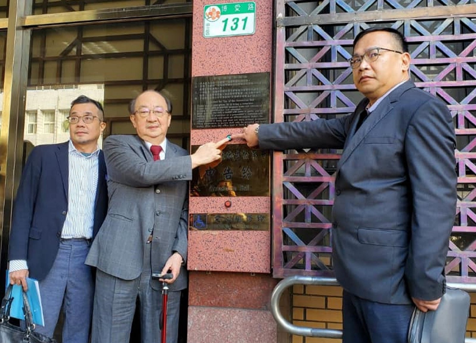民進黨團總召柯建銘(左2)與綠委王義川(右)於23日赴北檢提告,網友發現柯是用中指按鈴,引起討論。翻攝柯建銘臉書