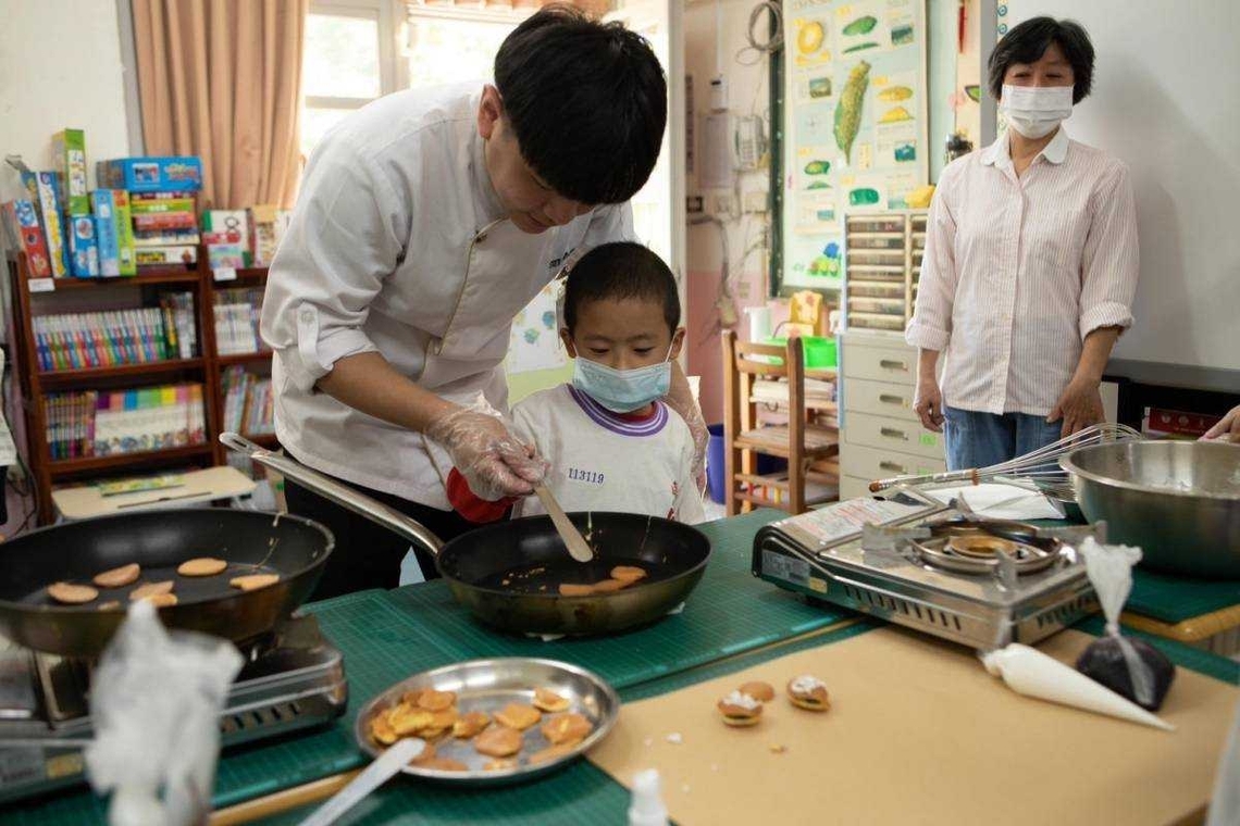 中臺科大食科系送暖行動 用愛與銅鑼燒點燃善的循環
