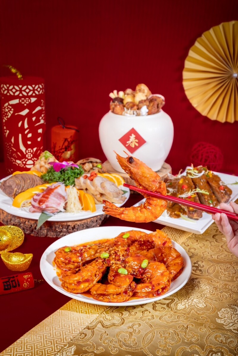 台北凱達大飯店推出「蛇足飽滿」常溫年菜外帶，每道皆由主廚團隊除夕當日新鮮現做，澎湃佳餚簡單上桌，輕鬆享受與家人們的團聚時刻。