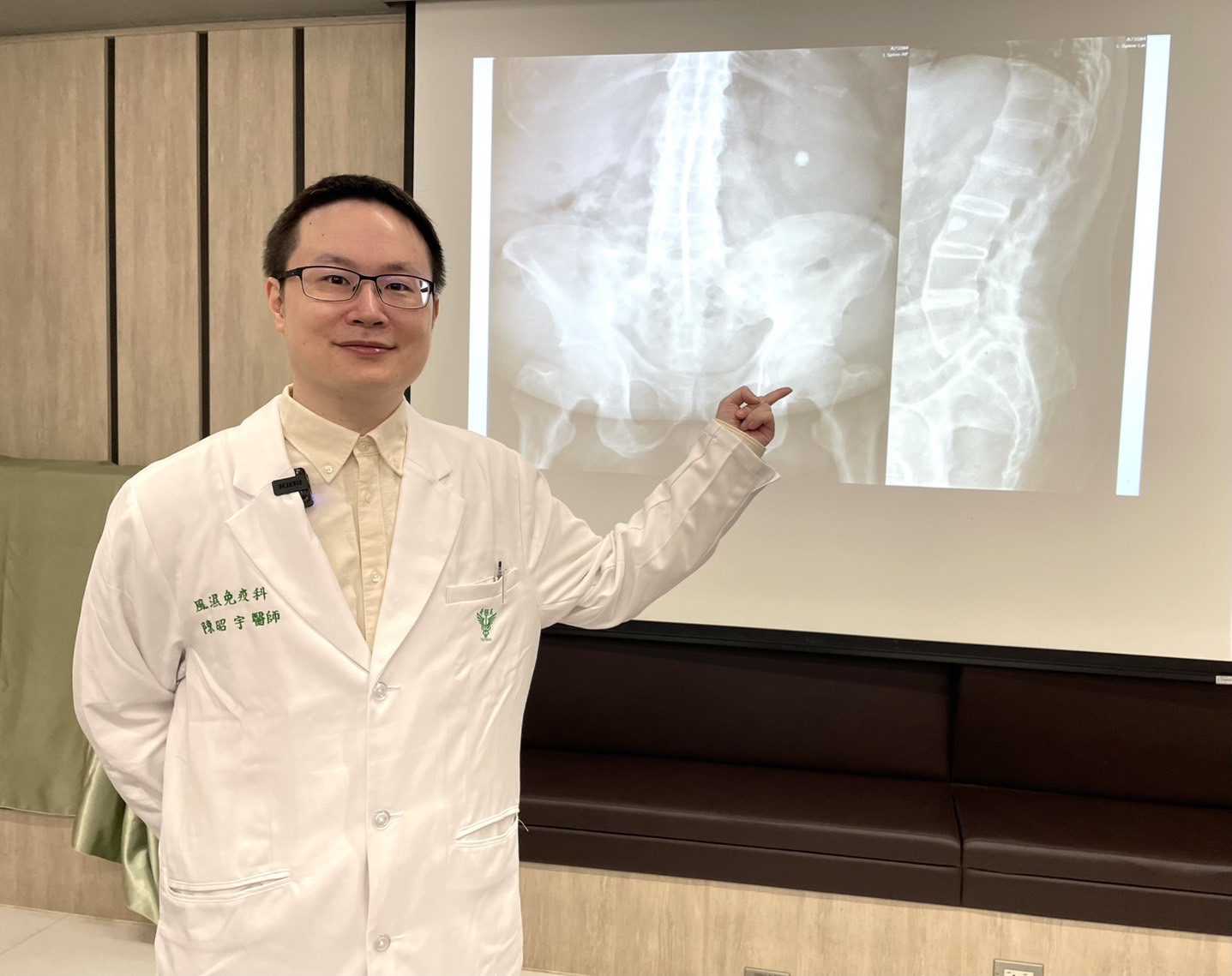 5旬男背痛纏身十多年！原來是僵直性脊椎炎作祟