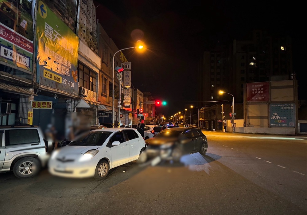 深夜駕車追逐自撞電線桿 苗栗警查獲毒咖啡彩虹菸送辦 236 248241223a08