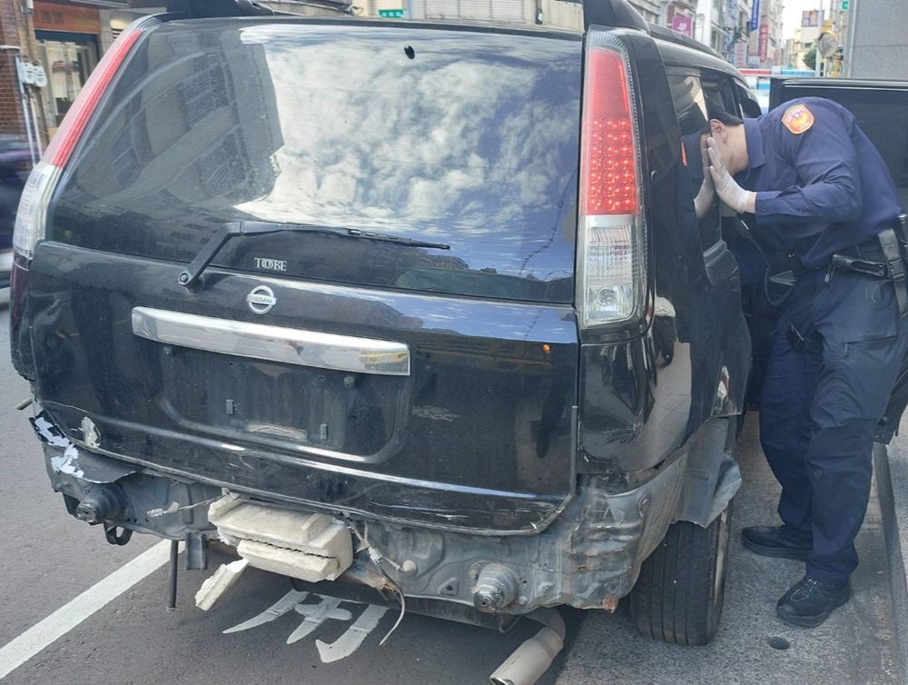 車牌與車身不符 通緝犯竄逃掉入稻田前輪懸空被逮 214 cnews204241223a05