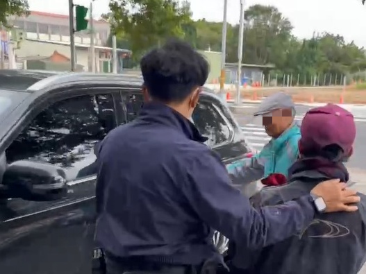 老翁寒冬獨走街頭 壢警暖心助團圓 60 54465 3