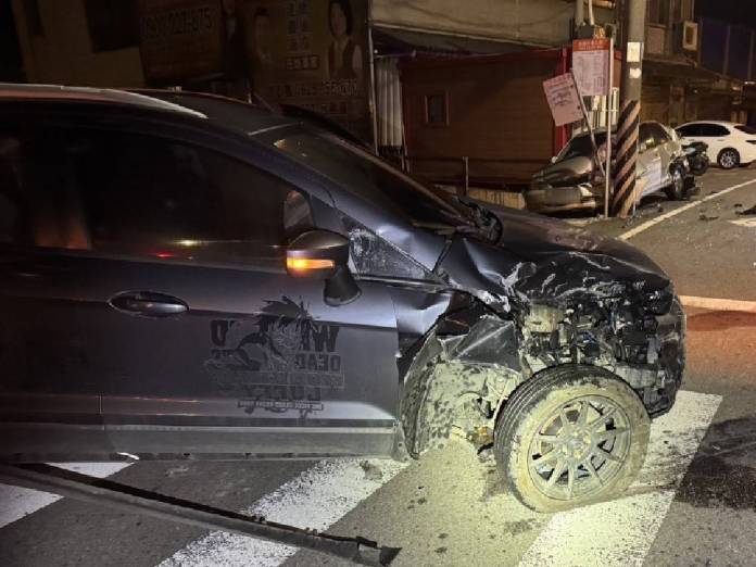 酒駕釀禍!蘆竹男自撞路旁轎車 2車慘成廢鐵 60 552322