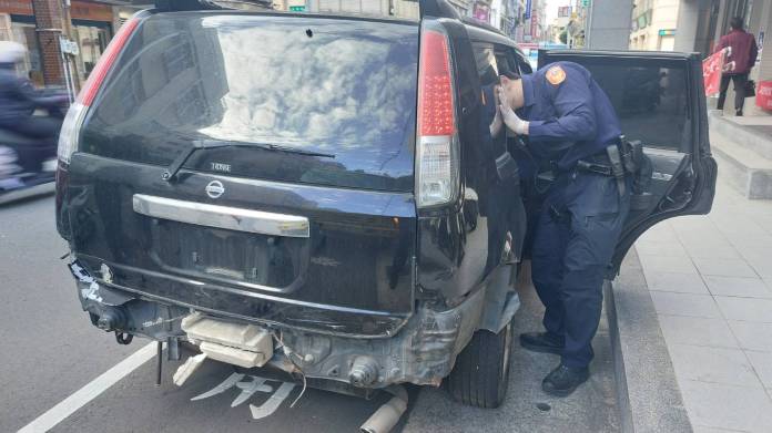 遭通緝男子假意受檢闖紅燈逃逸 警民聯手成功制伏 62 2035591 0