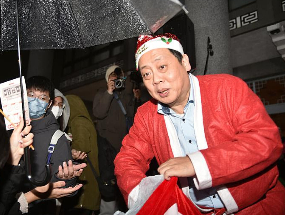 ▲王子奇校長以「歐趴糖」為學生加油打氣。
