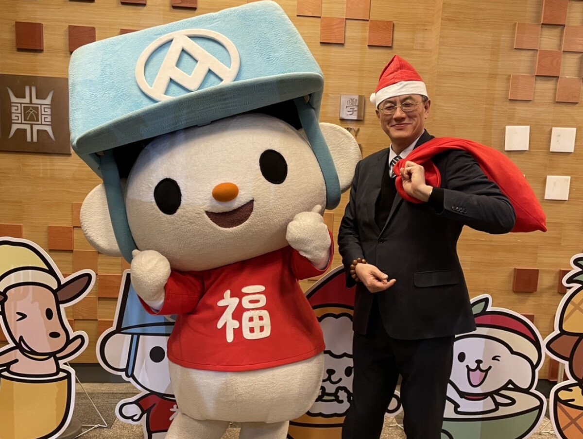 ▲王志誠副校長偕同全聯福利熊分送聖誕祝福。