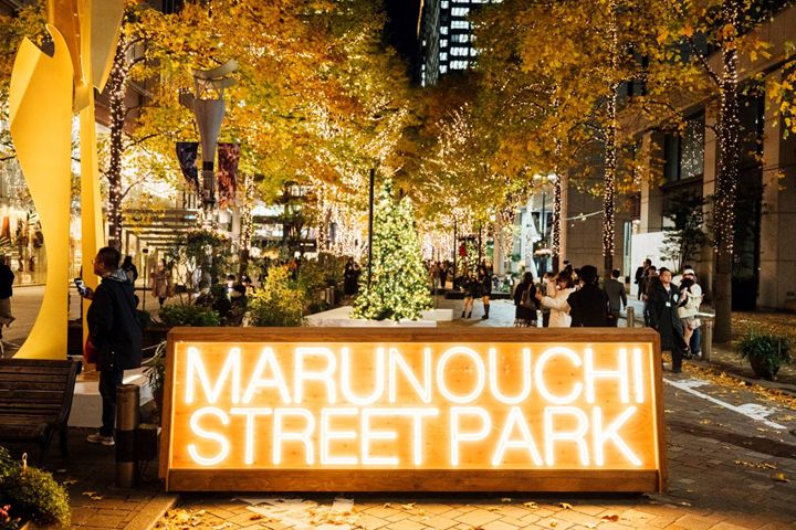 「Marunouchi Street Park 2024 Winter」現場陳設著節日氣氛濃厚的聖誕市集。 圖:東京觀光事務所台灣辦事處/提供