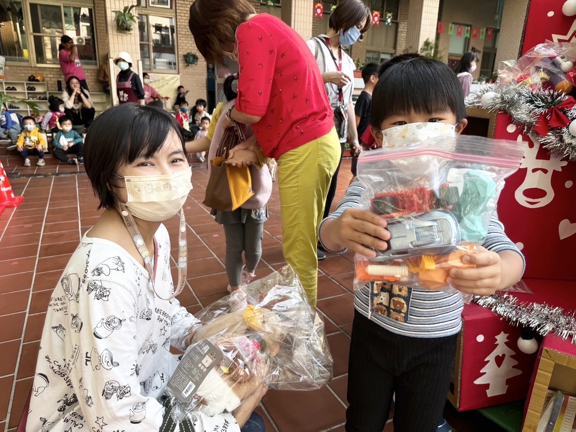 漾新聞|仁武附幼愛買聖誕樹 環保創意送地球淨零禮物