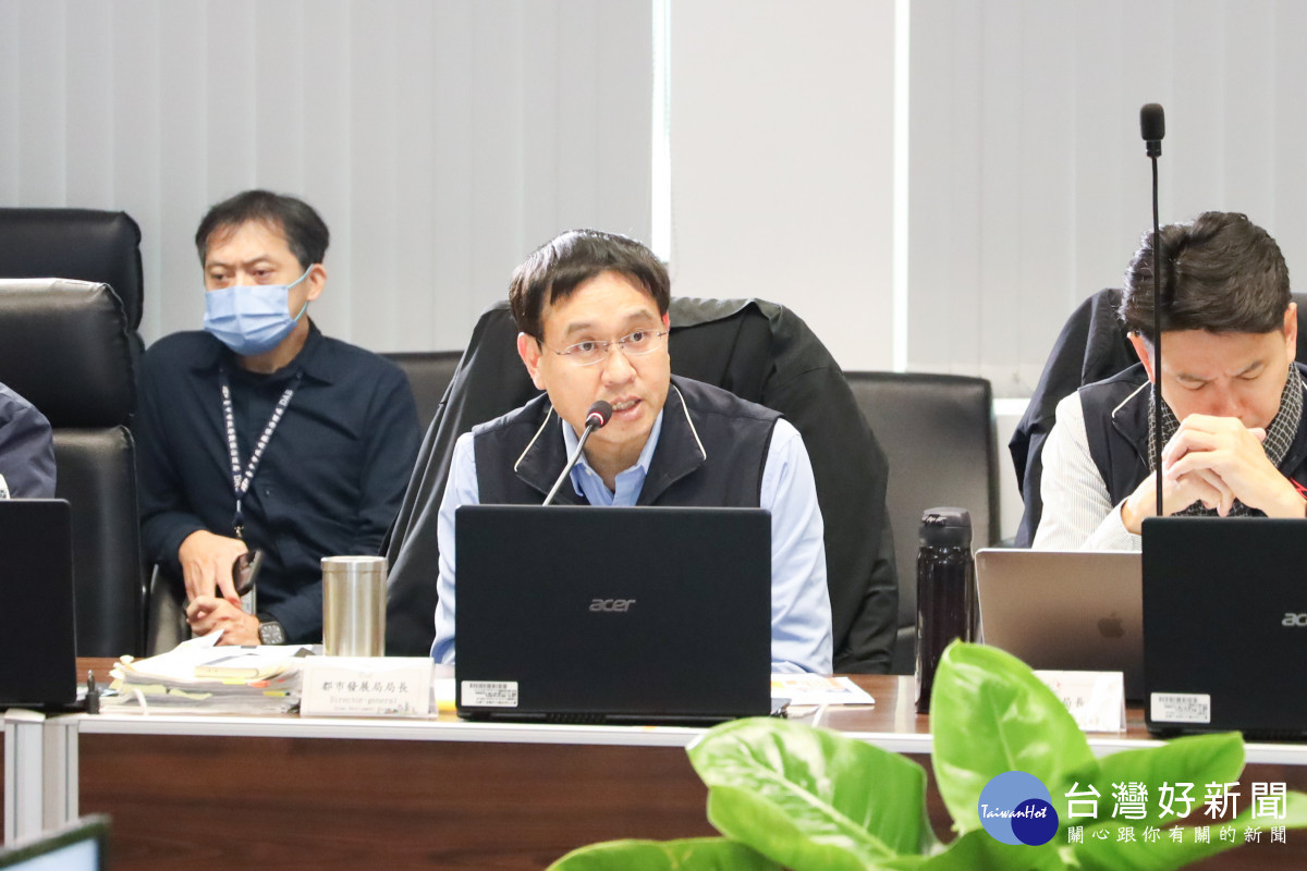 都發局長李正偉以「宜居臺中,好宅美寓」為題,進行市政會議專案報告