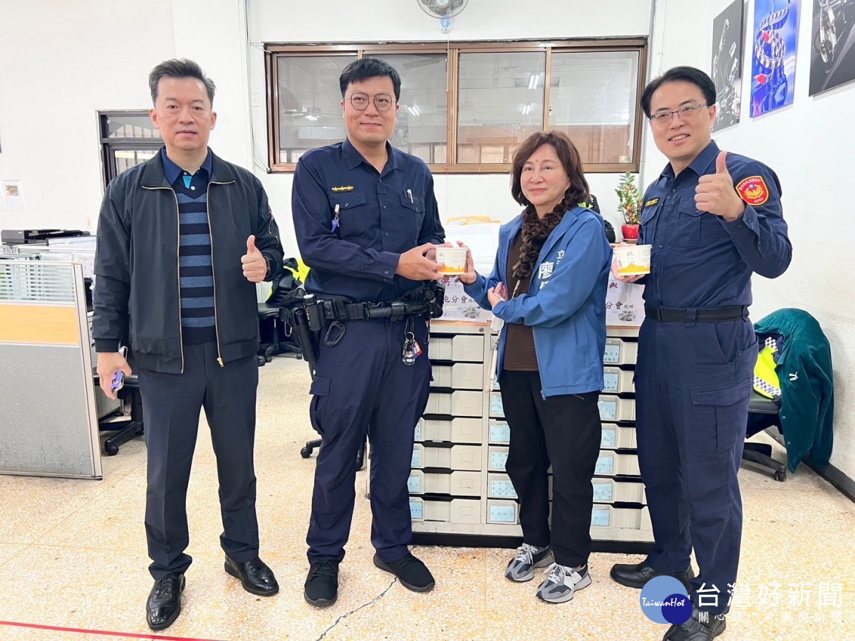 議員黃馨慧帶臘八粥為西屯所員警加油打氣