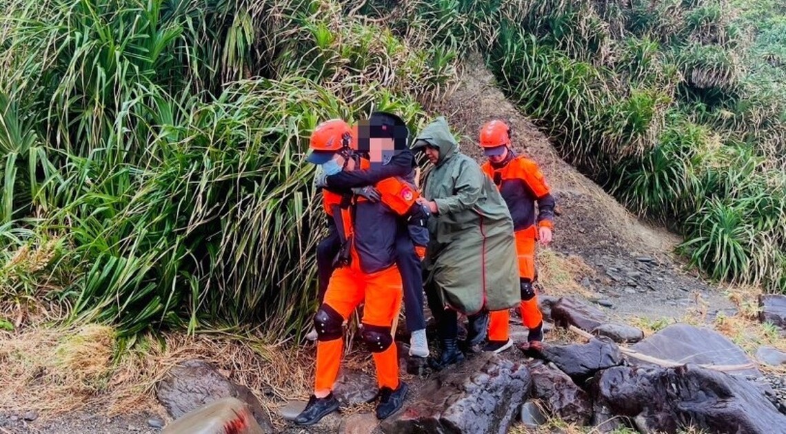 阿塱壹古道天雨路滑遊客失足骨折 海巡火速救援送醫