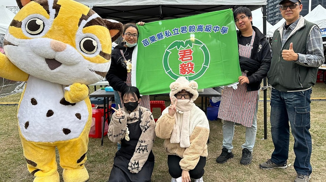君毅高中進修部師生「苗栗音樂佳餚耶誕城」設攤 美食與文創吸引大批人潮