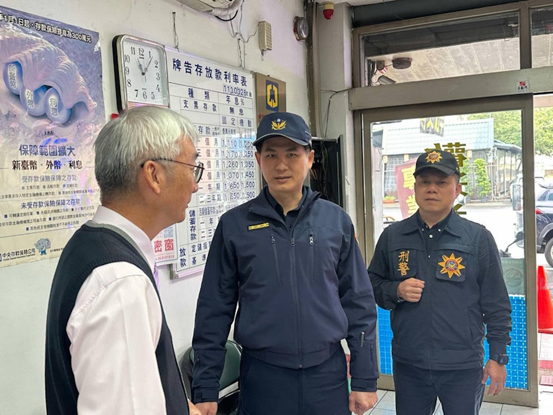 嘉義市政府警察局防搶勤務演練 警網攔車場面浩大民眾驚呼逼真